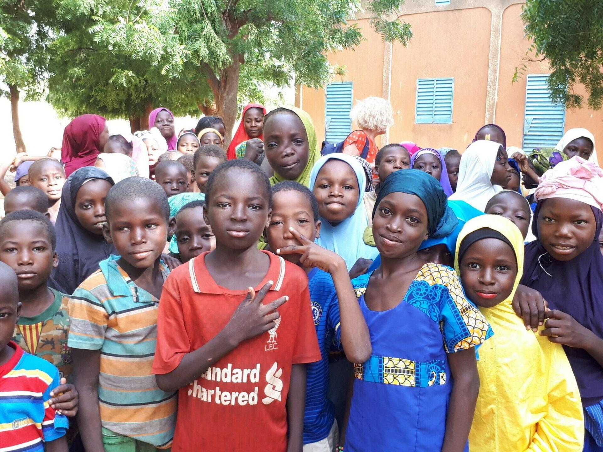 Kinder in einem Lepra-Dorf in Niger erhalten die Chance auf Bildung