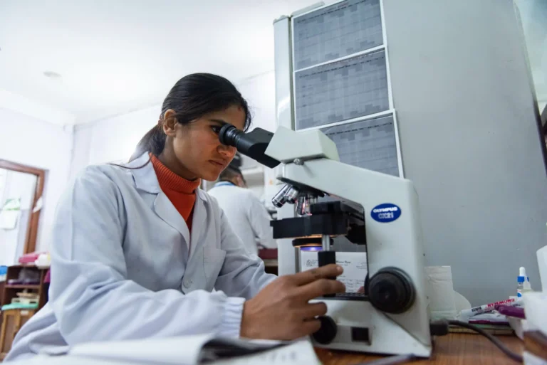 27 Arbeit mit Mikroskop