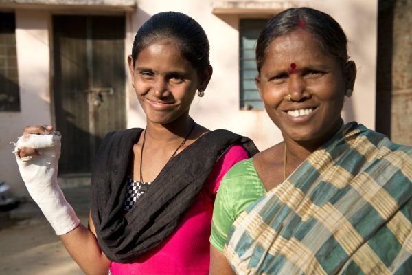 Patientin Sujatha mit ihrer Mutter