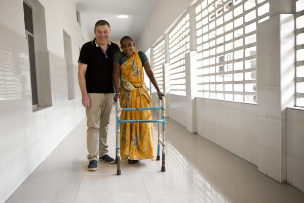 Ruedi Josuran mit Lepra-Patientin