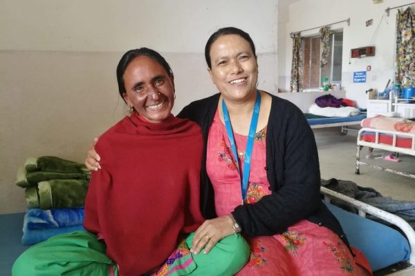 Seelsorgerin Ruth mit Leprapatientin
