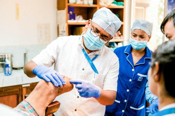 Dr. Napit führt eine Wundbehandlung durch