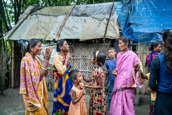 Menschen in Bangladesch mit einer von Lepra betroffenen Frau in Bangladesch