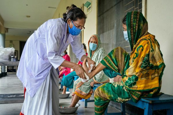Wundpflege einer Leprapatientin in Bangladesch