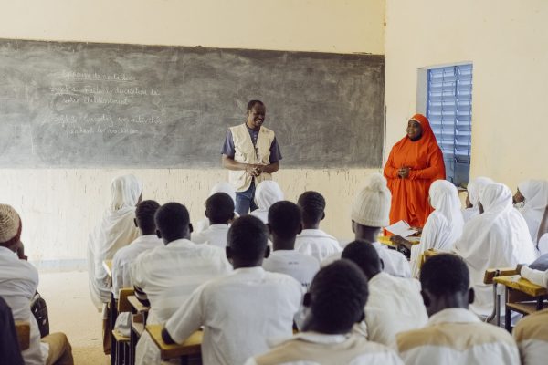 Im Klassenzimmer werden Menschen über Lepra aufgeklärt