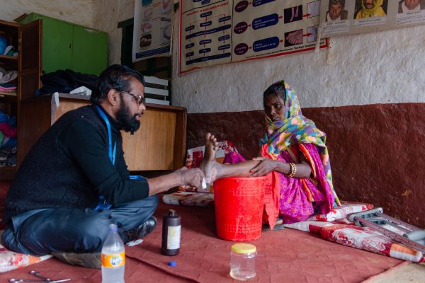 Not-Helfer Kashi zeigt einer Patientin die Selbstpflege