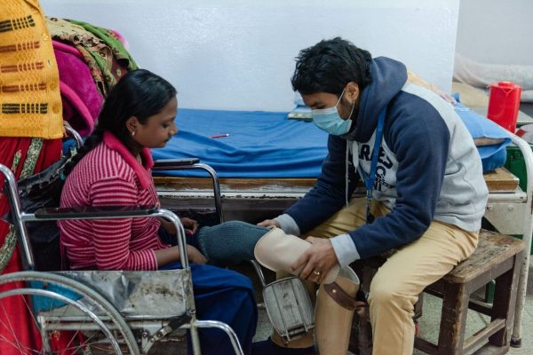 Anpassung einer Beinprothese bei einer Leprapatientin in Nepal