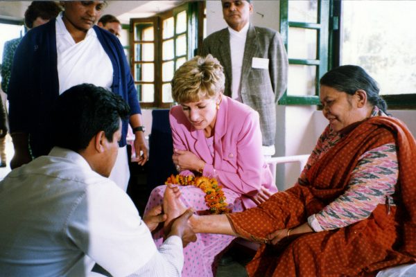 Prinzessin Diana besuchte das Lepra-Spital in 1993
