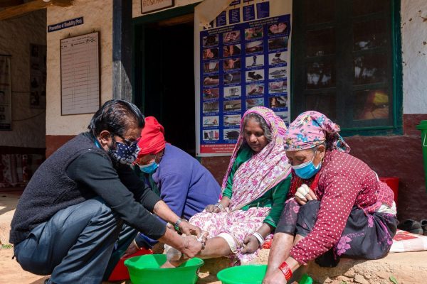 Patientinnen lernen Fusspflege