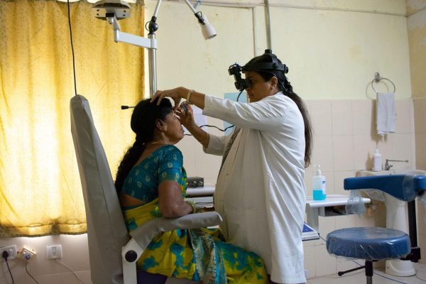 Eine Ärztin untersucht im Lepra-Spital die Augen einer Patientin