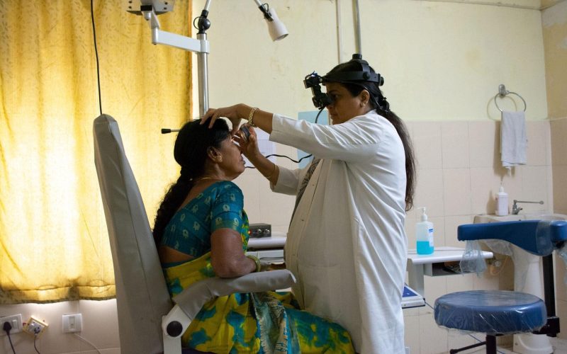 Eine Ärztin untersucht im Lepra-Spital die Augen einer Patientin