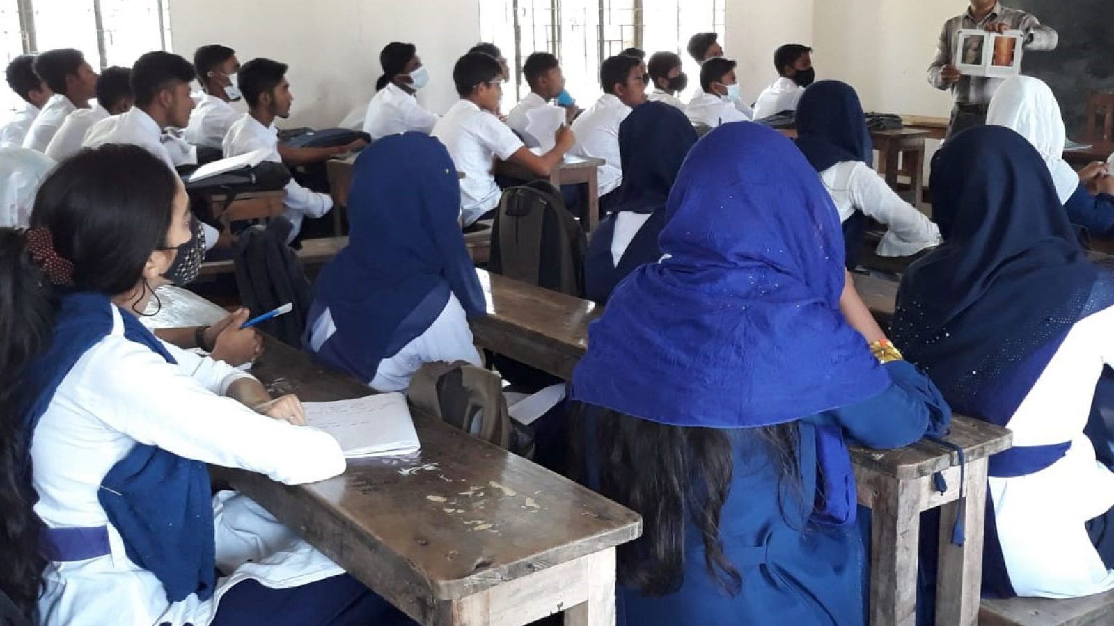 Lernende im Klassenzimmer in Bangladesch