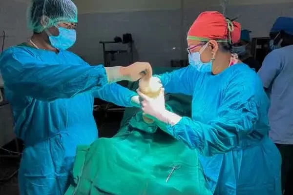 Wundversorgung im Spital der Lepra-Mission in Purulia.